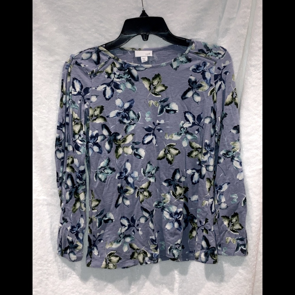 Lilac floral patterned long sleeved crew neck top